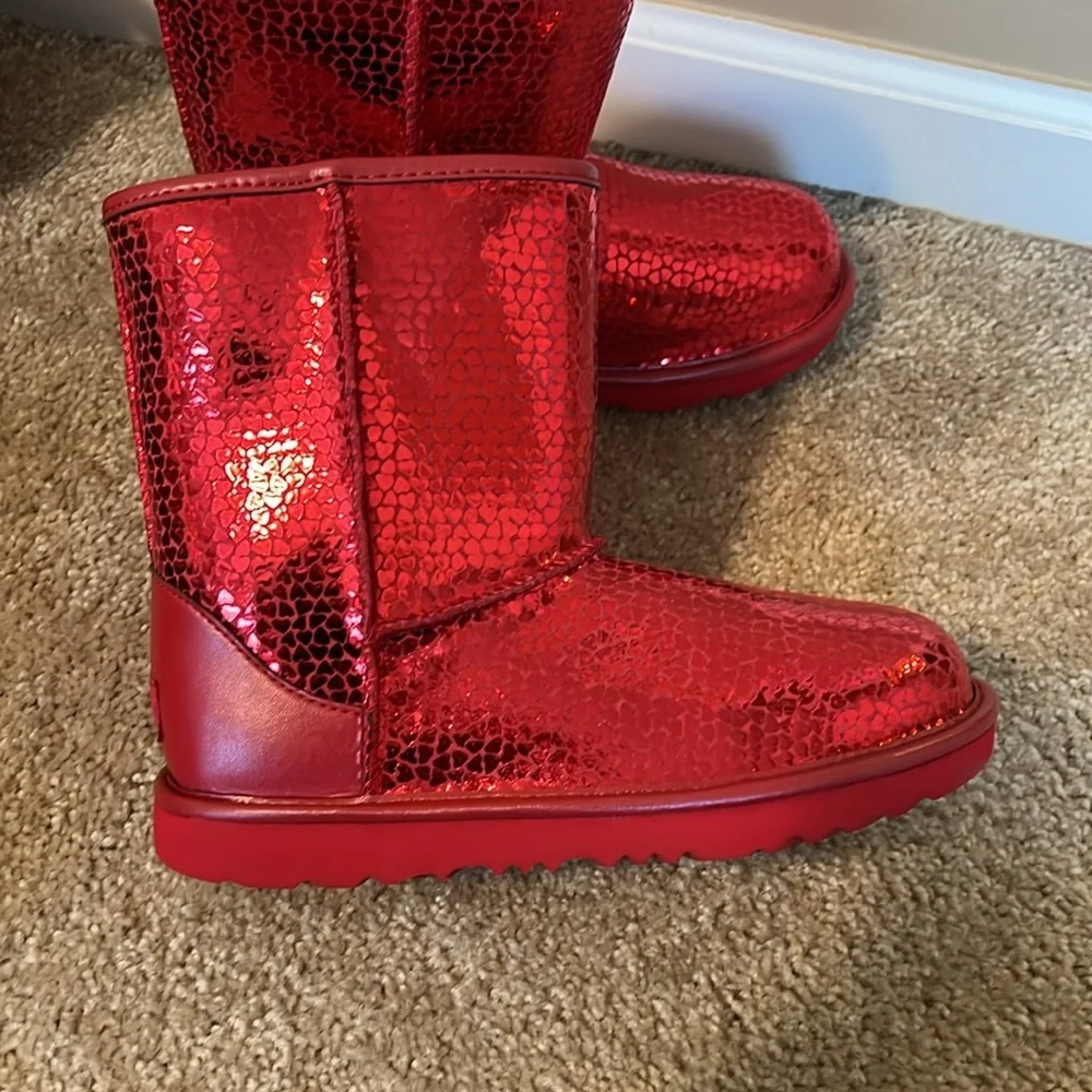 Ugg red heart boots kids shoe pull on size 7 toddler shoe metallic